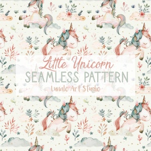Op de afbeelding: Een naadloos patroon met aquarel illustraties van eenhoorns, wolken en bloemelementen. De eenhoorns hebben pastelroze en blauwe manen en staarten. De tekst "Little Unicorn SEAMLESS PATTERN" is over het ontwerp gelegd.