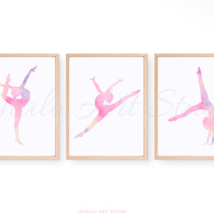 Puede incluir: Tres impresiones de acuarela de una gimnasta en diferentes poses. Las impresiones son en tonos de rosa, morado y azul. La gimnasta está silueteada sobre un fondo blanco.