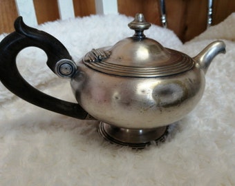Tetera de metal plateado
