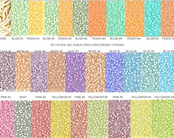 Könnte beinhalten: Eine Sammlung aufgefädelter tschechischer Saatperlen in verschiedenen Farben, darunter Knochen, Grün, Pfirsich, Flieder, Beige, Blau, Rosa, Grau und Gelbgrün. Der Text "SZ 11/0 SOL GEL CHALK CZECH SEED BEADS / STRUNG" ist zu sehen.