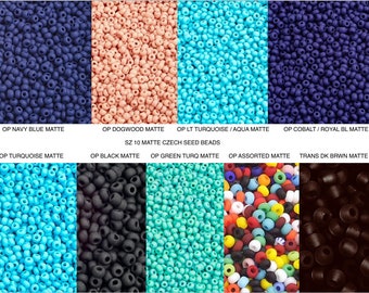 Könnte beinhalten: Sortiment von 10 mm matten tschechischen Rocailles in verschiedenen Farben, darunter Marineblau, Pfirsich, Türkis, Schwarz, Grüntürkis, gemischte Farben und Dunkelbraun.