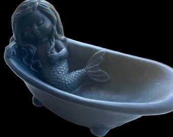 Meerjungfrau in Badewanne