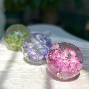 Äkta hortensia-hartssfär: Rosa lila vit blomma-minnessak elegant dekor med färg och mening