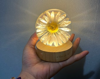 Oxeye Daisy Flower Epoxy Resin Crafts Leucanthemum Floral custom gift Personalized Birth Flower Gifts for Her Resin Light