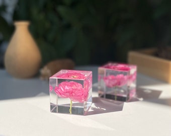 Real Ranunculus Cube Eternal Peony Crystals Keepsake Resin Paperweight Gift for Mom Romantic Gift