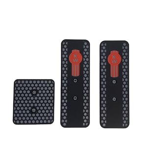 Peut inclure: Trois pédales noires avec un motif en nid d'abeille gris et un logo "KW" rouge et gris.