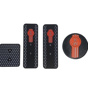 Puede incluir: Conjunto de tres cubiertas para pedales de camión KW de color negro y naranja. Las cubiertas presentan un patrón de panal y el logotipo de KW.