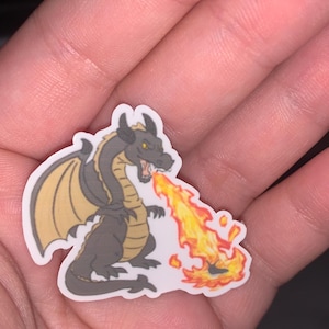 Drago sputafuoco che brucia una lumaca