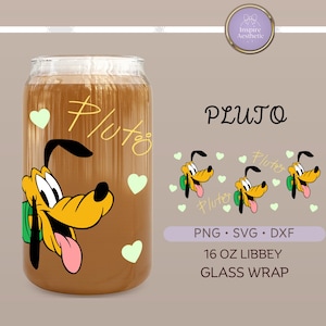 Puede incluir: Un vaso transparente en forma de lata con un diseño de Pluto. La taza contiene un líquido marrón y la palabra "Pluto" en una fuente de escritura. El diseño incluye la cara de Pluto, corazones y el texto "16 OZ LIBBEY GLASS WRAP".