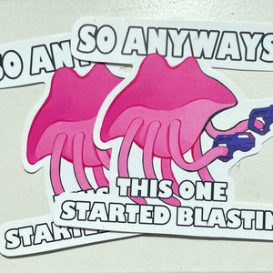 Puede incluir: Dos medusas rosadas de dibujos animados sosteniendo pistolas azules con el texto "So Anyways This One Started Blastin'" sobre un fondo blanco.