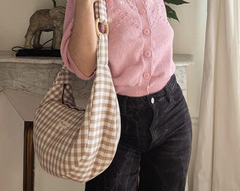 Bolso de media luna a cuadros