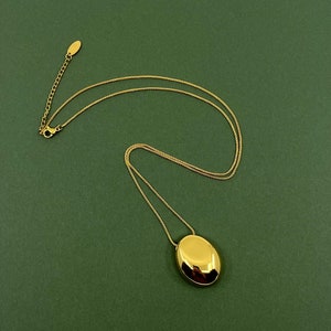 Minimalist gold pendant necklace | Silver pendant necklace | Elegant pebble jewellery | Simple everyday necklace