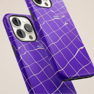 Puede incluir: Dos fundas de teléfono moradas con un patrón de cuadrícula y un efecto glitch. Las fundas están diseñadas para un iPhone.