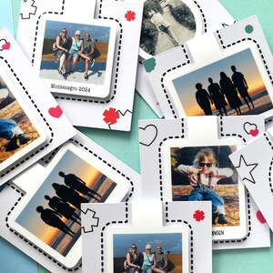 Viele magnetische Lesezeichen mit personalisierten Fotomotiven, befestigt an einer Backing-Card, liegen übereinnader verteilt auf einem farbigen Untergrund.