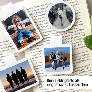 Auf einem aufgeklappten Buch liegen vier personalisierte Magnetlesezeichen in den Formaten rund, quadratisch, Quer- und Hochformat. Darauf zu erkennen sind persönliche Fotos von einzelnen Personen und Gruppen.