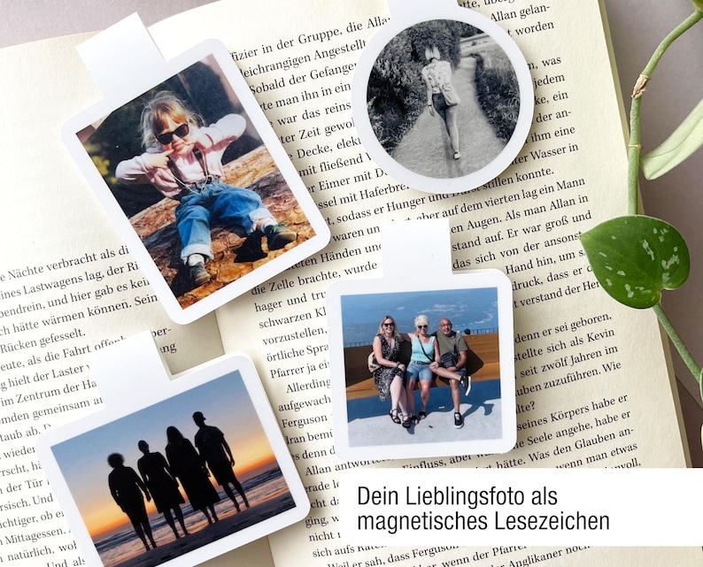 Auf einem aufgeklappten Buch liegen vier personalisierte Magnetlesezeichen in den Formaten rund, quadratisch, Quer- und Hochformat. Darauf zu erkennen sind persönliche Fotos von einzelnen Personen und Gruppen.