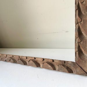 Cadre ancien sculpté à la main en bois de cèdre 48,5 cm x 31 cm