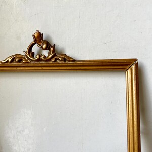 Marco antiguo de madera dorada 23,5 cm x 17 cm
