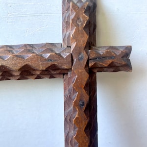 Cadre ancien en bois d'art TRAMP 28,5 cm x 25 cm