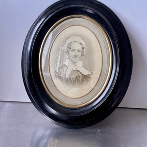 アンティーク木製黒楕円形額縁、女性の肖像画付き、凸型ガラス 27 cm x 23 cm