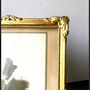 Marco antiguo ART NOUVEAU madera dorada medidas 22 cm x 17 cm Abertura de cristal CONVEXO 19 cm x 14 cm