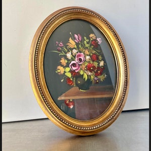 楕円形のフレームに入ったフラワーアレンジメントのヴィンテージ絵画、金メッキの木製、寸法 29 cm x 23 cm、凸型ガラス