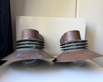 Par de grandes lámparas de pared exteriores clásicas danesas de estilo MCM en cobre patinado.