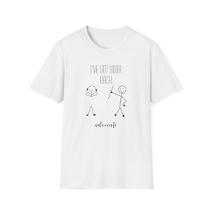 Puede incluir: Camiseta blanca con una ilustración de un hombrecito de palo y el texto "I've got your back advocate".