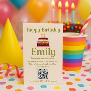 Może przedstawiać: Kartka urodzinowa z napisem "Happy Birthday Emily" i ilustracją tortu. Pod tekstem znajduje się kod QR ze słowami "Please scan QR code to upload". Kolorowy tort, czapeczka imprezowa i balony są w tle.