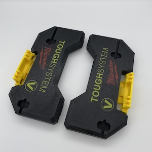 以下が含まれることがあります： 黄色のクリップとミルウォーキーのロゴが付いた、黒いミルウォーキーTOUGHSYSTEMオーガナイザー2個。