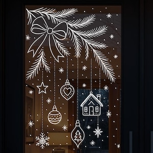 Op de afbeelding: Witte kerst raamkunst ontwerp met een strik, dennentakken, ornamenten, sterren, sneeuwvlokken en huizen. De tekst "PRINTABLE WINDOW ART" staat aan de linkerkant. De raamkunst meet ongeveer 63,5x83,8 cm.