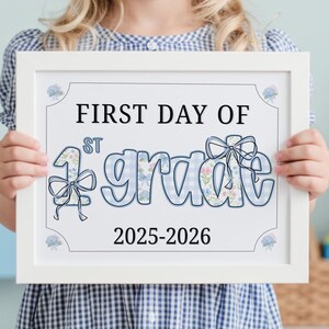 Placa de primeiro dia da primeira série, 1ª Grandmillennial moderna, fofa, caprichosa, elegante, placa escolar, adereço para foto, coquete, floral, aquarela, para impressão