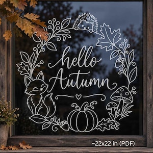 Puede incluir: Un adhesivo de vinilo blanco para ventana con un diseño de corona circular y el texto hello Autumn. La ilustración incluye un zorro, un erizo, una calabaza, setas, hojas y bayas. El adhesivo mide aproximadamente 56 por 56 cm.