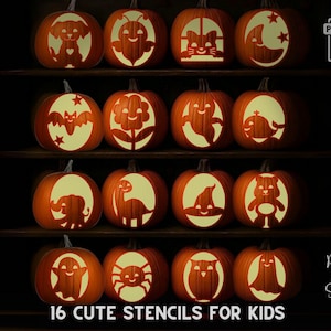 Könnte beinhalten: Sechzehn geschnitzte Kürbisse mit verschiedenen Designs, darunter ein Hund, eine Katze, eine Fledermaus und ein Geist. Die Kürbisse sind auf Regalen angeordnet, mit dem Text "Printable Stencils" und "16 Cute Stencils For Kids" sichtbar.
