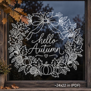 Könnte beinhalten: Ein weißer Linienkunst-Fensteraufkleber mit einem kreisförmigen Kranz aus Herbstblättern, Kürbissen, Eicheln und Beeren. Der mittlere Text lautet hello AUTUMN mit einem kleinen Herz darunter. Das Design enthält eine große Schleife an der Oberseite.