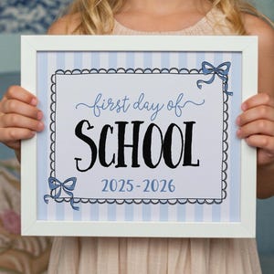 Placa de Primeiro Dia de Aula Coquette, Placa de Volta às Aulas para Imprimir, Suporte para Fotos, Download Instantâneo, Laço Bonito, Caprichoso, Placa Elegante, Renda