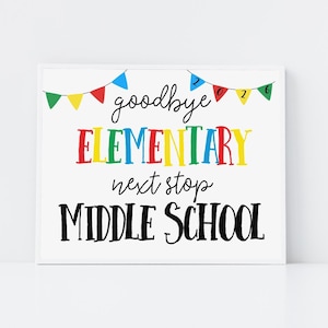 Może przedstawiać: Biała oprawiona grafika z napisem "goodbye ELEMENTARY next stop MIDDLE SCHOOL" w kolorowych i czarnych literach. Grafika jest ozdobiona kolorowymi chorągiewkami i rokiem "2026".