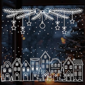 Może przedstawiać: Biała naklejka na okno z grafiką liniową przedstawiającą świąteczną wioskę z domami, drzewami i padającym śniegiem. Projekt zawiera gałązkę jodły z kokardą, ozdoby i gwiazdki. Tekst "PRINTABLE WINDOW ART" znajduje się po lewej stronie. Wymiary to około 65x20 cm i 65x28 cm.