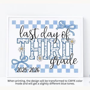 Può includere: Stampa incorniciata con la scritta "last day of THIRD grade 2025-2026". Il testo è in un mix di font e colori, con motivi floreali e a farfalla. Fiocchi blu e margherite decorano il design. Lo sfondo ha un motivo a scacchi blu e bianco.