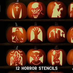 Könnte beinhalten: Eine Sammlung geschnitzter Kürbisse mit verschiedenen Halloween-Motiven, darunter ein Kreuz, ein Zombiegesicht, eine Hexe, ein Spukhaus, ein Geist, eine Hand, ein Friedhof, eine Maske, ein Clown, eine Eule und eine Silhouette. Der Text "12 HORROR STENCILS" ist sichtbar.