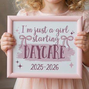Cartello &quot;Primo giorno di asilo nido&quot; per bambina, cartello stampabile per il ritorno a scuola, grazioso fiocco rosa &quot;Coquette&quot; per foto Y2K, estetica Balletcore