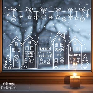 以下が含まれることがあります： お店やお祝いの飾りがある村のシーンを描いたウィンドウアートプリント。デザインにはカフェ、ベーカリー、おもちゃ屋さん、ブティックがあり、オーナメントと星が吊り下げられています。「PRINTABLE WINDOW ART」の文字が見えます。