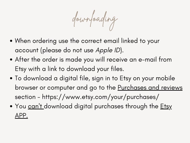 Pu&ograve; includere: Testo su sfondo bianco con testo nero che spiega come scaricare file digitali da Etsy. Il testo include la frase "Non puoi scaricare acquisti digitali tramite l'app Etsy."