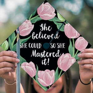 DRUCKBAR Grad Cap Topper, sie glaubte, sie könnte es meistern, Abschluss Dekoration, Krankenschwester, Lehrer, Mädchen, rosa Blumen