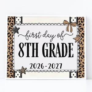 以下が含まれることがあります： 「first day of 8TH GRADE 2026-2027」という黒い文字が書かれた長方形のサイン。中央はスカラップ状の縁取りがある白地で、周囲はヒョウ柄、黒と白の水玉模様、星、そしてタンカラーのリボンで装飾されています。