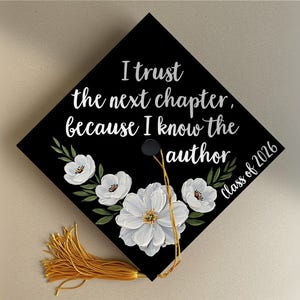 Adorno para birrete de graduación (IMPRIMIBLE), "Confío en el próximo capítulo porque conozco al autor", decoración para birrete de graduación, enfermera, maestra, adorno para birrete de niña