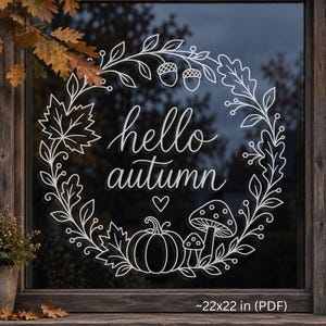 Könnte beinhalten: Ein weißer Linienkunst-Fensteraufkleber mit einem kreisförmigen Kranz aus Blättern, Eicheln, einem Kürbis und Pilzen, der den Text hello autumn umgibt. Der Aufkleber enthält den Text ~56x56 cm (PDF) und Print For Smile in den Ecken.