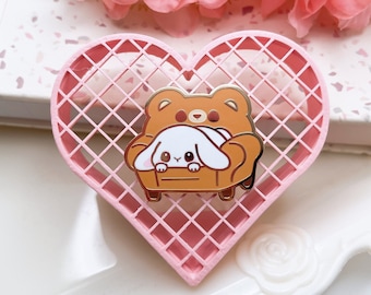 Hase Bär Sofa Emaille Pin | Süßer Chibi Art Haustier-Kaninchen | Cartoon Kawaii Tier Liebhaber Geschenk | Revers Pin Ita Taschenfüller