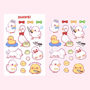 Puede incluir: Un conjunto de 16 pegatinas con lindos patos de dibujos animados en varias poses. Los patos son blancos con picos y patas amarillas. Algunos patos llevan sombreros, corbatas de moño y sostienen cuchillos. Las pegatinas también incluyen ranas, flores y notas musicales. El texto "Ducks!" y "Don't Duck With Me..." está incluido en las pegatinas.