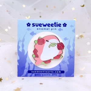 Broche en émail florale requin fleurs roses | Mignon chaton Chibi Art pour animaux de compagnie | Cadeau pour amoureux des animaux de dessin animé Kawaii | Remplisseur de sac Ita avec épinglette